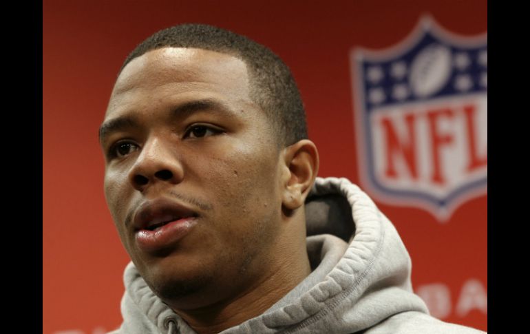 Ray Rice fue despedido de su equipo y suspendido de la liga por golpear a su pareja. AP P. Semansky  /