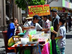 Las autoridades municipales no han logrado controlar el ambulantaje que invade las calles de Guadalajara. EL INFORMADOR ARCHIVO /