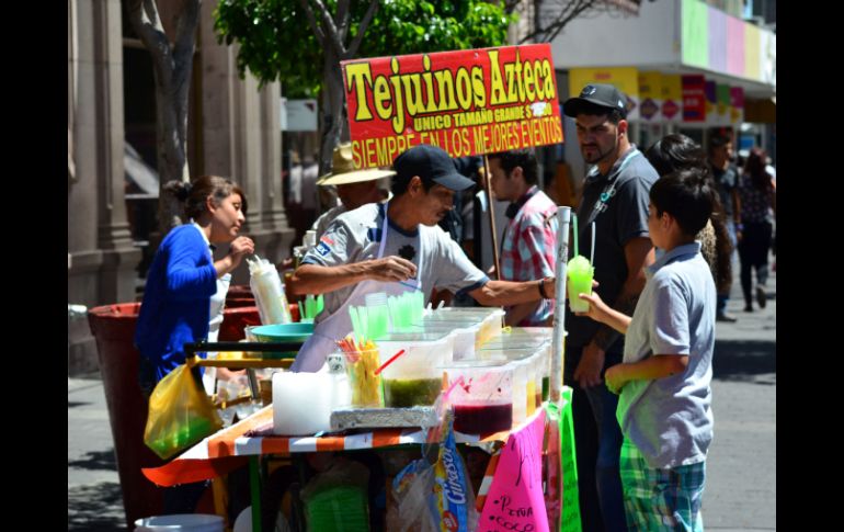 Las autoridades municipales no han logrado controlar el ambulantaje que invade las calles de Guadalajara. EL INFORMADOR ARCHIVO /