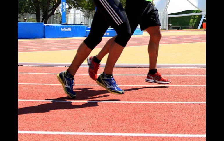 Para evitar esta enfermedad basta con un par de tenis y ponerse a caminar. EL INFORMADOR ARCHIVO /