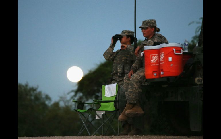 Tropas de la Guardia Nacional vigilan la frontera por posibles cruces de inmigrantes. AFP  J. MOORE  /