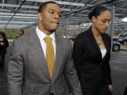 Ray Rice fue dado de baja por los Cuervos de Baltimore luego de darse a conocer el video donde golpea a su esposa. AP Mel Evans.  /