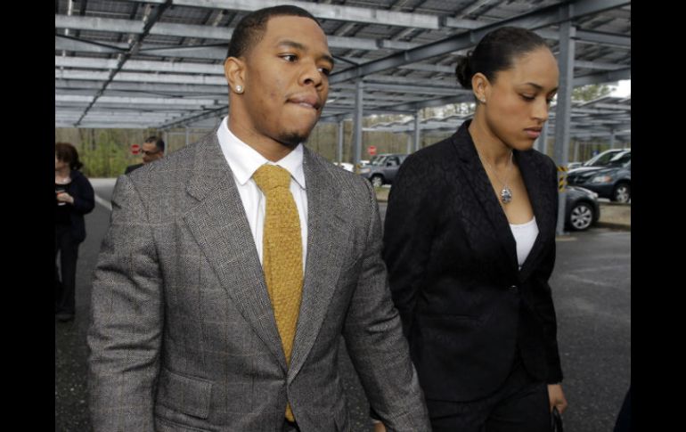 Ray Rice fue dado de baja por los Cuervos de Baltimore luego de darse a conocer el video donde golpea a su esposa. AP Mel Evans.  /