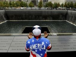 Albert Biatta, de Queens, reza en la piscina de la Torre Norte en el acto celebrado en memoria de las víctimas del 11-S. EFE J. Lane  /