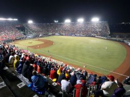 Diablos Rojos del México se coronó ante 25 mil aficionados, en el último juego de beisbol en el Foro Sol. NTX  J. Árciga  /