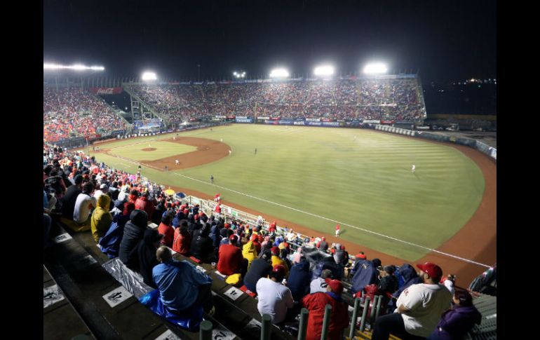 Diablos Rojos del México se coronó ante 25 mil aficionados, en el último juego de beisbol en el Foro Sol. NTX  J. Árciga  /