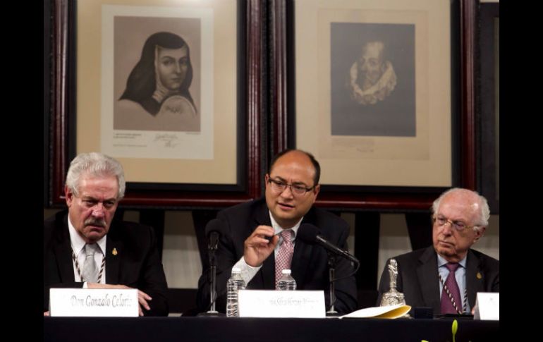 En la ceremonia, Jesús Silva-Herzog Márquez (c) se acompaña de Gonzalo Celorio (i) y Jaime Labastida (d). EL UNIVERSAL Y. Xolalpa  /