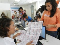 Recuerdan que el trámite de renovación lo pueden realizar estudiantes de secundaria, bachillerato y superior. EL INFORMADOR ARCHIVO /