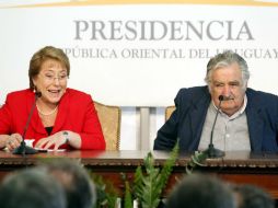 Bachelet su homólogo uruguayo, José Mujica, intercambiarán información sobre delitos cometidos en las dictaduras. EFE  I. Franco  /