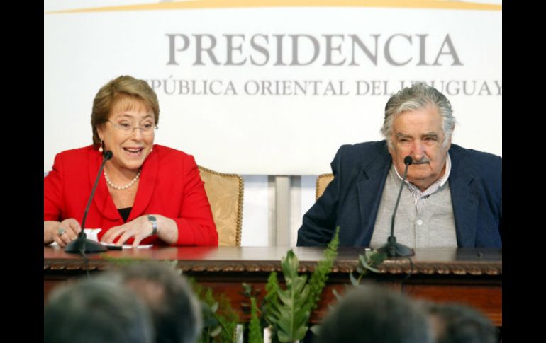 Bachelet su homólogo uruguayo, José Mujica, intercambiarán información sobre delitos cometidos en las dictaduras. EFE  I. Franco  /