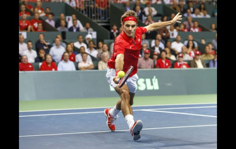 Roger Federer encabeza al equipo helvético; hoy juega el punto de dobles junto a Wawrinka. EFE  S. Di Nolfi  /