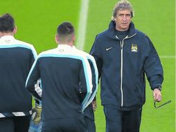 El técnico chileno del Manchester City, Manuel Pellegrini, sabe que el duelo de hoy en Londres es fundamental. AFP /