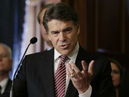 Rick Perry está enfocado en asegurar que los cárteles de droga y otros criminales no tengan el paso libre por Texas. AP ARCHIVO /