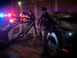 Elementos del Departamento de Policía de Gotham City someten a un Stormtrooper del Imperio Galáctico. TWITTER  @ZackSnyder  /