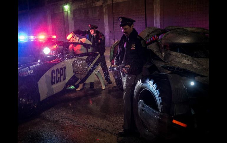 Elementos del Departamento de Policía de Gotham City someten a un Stormtrooper del Imperio Galáctico. TWITTER  @ZackSnyder  /