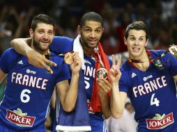 Los jugadores franceses Antoine Diot (i), Nicolas Batum (c) y Thomas Heurtel (d)  presumen la presea luego del juego. ESPECIALfiba.com  /