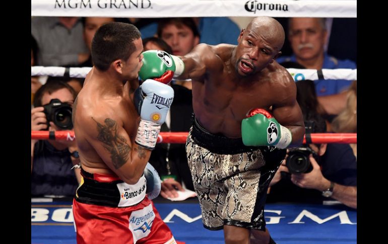 Mayweather controló la pelea a partir del cuarto episodio ante Maidana. AFP E.Miller  /