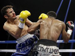 Mickey Bey conecta un gancho de izquierda en el rostro del púgil jalisciense Miguel Vázquez. AP  J. Locher  /