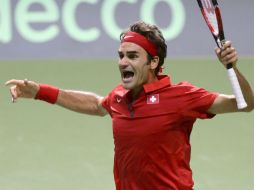 El tenista helvético celebra su triunfo ante Fognini en los juegos individuales de la semifinal de la Copa Davis. EFE M. Trezzini.  /