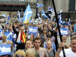 Cerca de dos mil independentistas escoceses se manifestaron frente a la sede de la BBC en Glasgow. AFP A. Buchanan  /