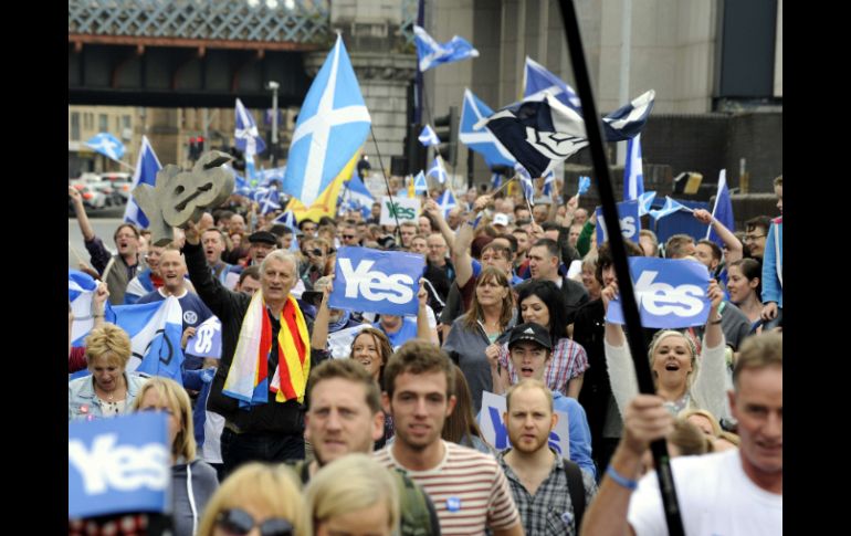 Cerca de dos mil independentistas escoceses se manifestaron frente a la sede de la BBC en Glasgow. AFP A. Buchanan  /