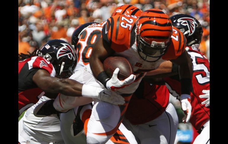 El corredor de Cincinnati Giovani Bernard (25) logra touchdown de cuatro yardas en la primera mitad del partido. AP  F. Victores  /