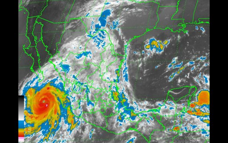 El huracán se ubica a 350 kilómetros de Mazatlán y 450 kilómetros de la capital sinaloense. NTX  Sistema Meteorológico Nacional  /