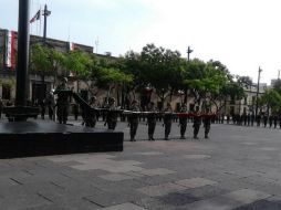 La Bandera Monumental ya fue colocada en Plaza Liberación. TWITTER: @AytoGDL  /