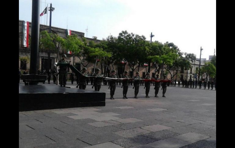 La Bandera Monumental ya fue colocada en Plaza Liberación. TWITTER: @AytoGDL  /