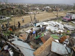 Habitantes de Los Cabos caminan entre los escombros de casas destruidas por 'Odile'. AP  V. Caivano  /