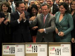 César Camacho Quiroz (c) entrega las firmas en el Senado junto a Emilio Gamboa (i). EL UNIVERSAL  A Salinas  /