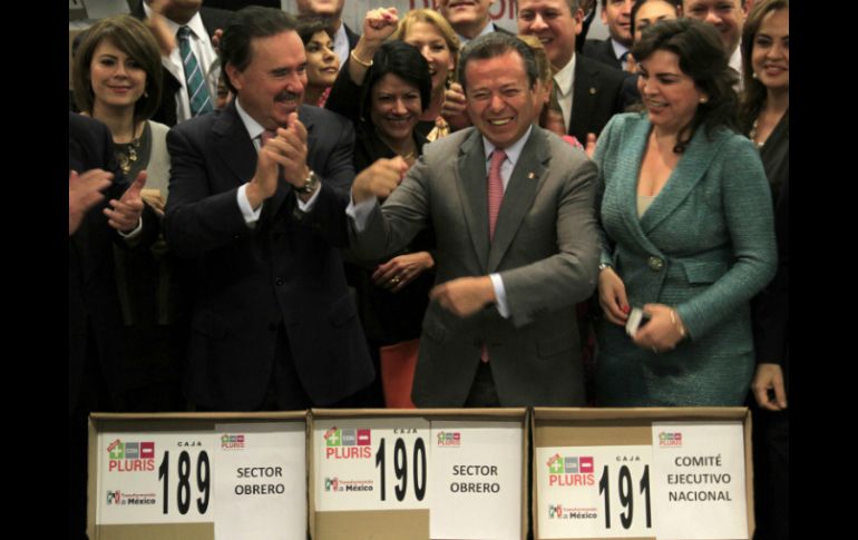 César Camacho Quiroz (c) entrega las firmas en el Senado junto a Emilio Gamboa (i). EL UNIVERSAL  A Salinas  /