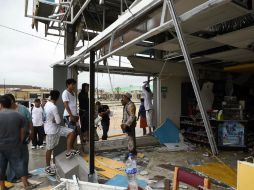 Elementos de la Marina mantienen una guardia en un supermercado luego del paso de 'Odile' por Cabo San Lucas. AFP  R. Shemidt  /