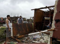 Habitantes de Cabo San Lucas remueven escombros provocados por el paso de 'Odile'. AFP  R. Schemidt  /