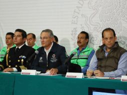 Luis Felipe Puente (c) y David Korenfeld (d) presentan un reporte sobre las afectaciones que dejó el meteoro. NTX /