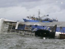 Otras ocho personas fallecen cuando la tormenta hunde un transbordador averiado. EFE  Philippine Coast Guard  /