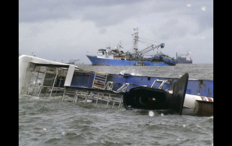 Otras ocho personas fallecen cuando la tormenta hunde un transbordador averiado. EFE  Philippine Coast Guard  /