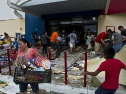 Habitantes saquean un supermercado en San José del Cabo. AFP  R. Schemidt  /