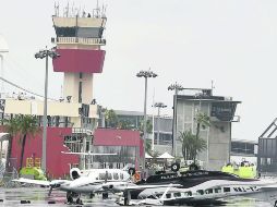 DESTROZOS. Los fuertes vientos de 'Odile' ocasionaron infinidad de destrozos que dejaron incomunicado al centro turístico de Los Cabos. AFP /