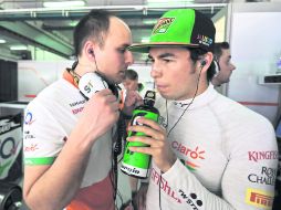 'Checo' sabe que en Singapur, los pilotos sufren por lo largo de la prueba bajo una alta temperatura con mucha humedad. ESPECIAL Telcel  /