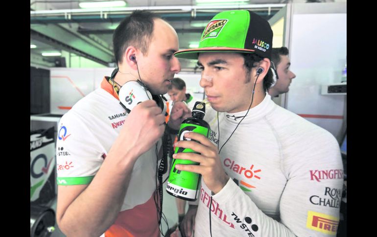 'Checo' sabe que en Singapur, los pilotos sufren por lo largo de la prueba bajo una alta temperatura con mucha humedad. ESPECIAL Telcel  /