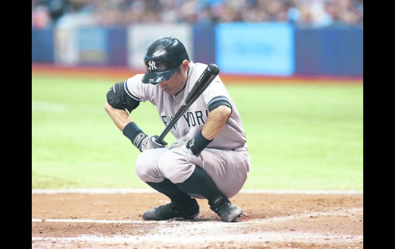 Lamentable. Ichiro Suzuki de los Yankees de Nueva York, gesticula después de abanicar para un strike. AFP /