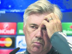 El técnico italiano del Real Madrid, Carlo Ancelotti, sabe que su defensa sufre con el balón parado. AFP /