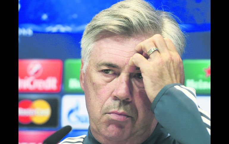 El técnico italiano del Real Madrid, Carlo Ancelotti, sabe que su defensa sufre con el balón parado. AFP /