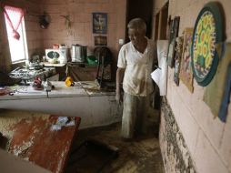 Enrique Cota Ceceña muestra los destrozos que el agua dejó en su casa, tras el paso de ''Odile''. AP V. Caivano  /