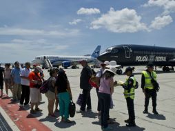 Una larga fila de personas hacen fila en el aeropuerto de Los Cabos en espera de su salida del municipio. AFP  R. Schemidt  /