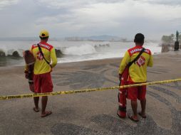 Dos salvavidas observan las olas propiciadas por 'Odile' EFE ARCHIVO  /