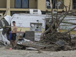 Un joven se para entre escombros ocasionados por el paso de 'Odile' en Los Cabos. AP  V. Caivano  /