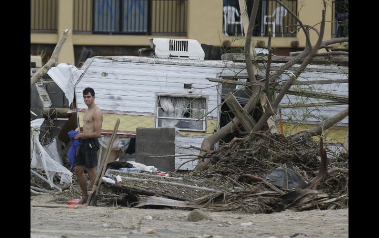 Un joven se para entre escombros ocasionados por el paso de 'Odile' en Los Cabos. AP  V. Caivano  /