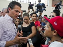 Peña Nieto visita a los afectados por el paso de 'Odile' en Baja California Sur. AFP  R. Schemidt  /